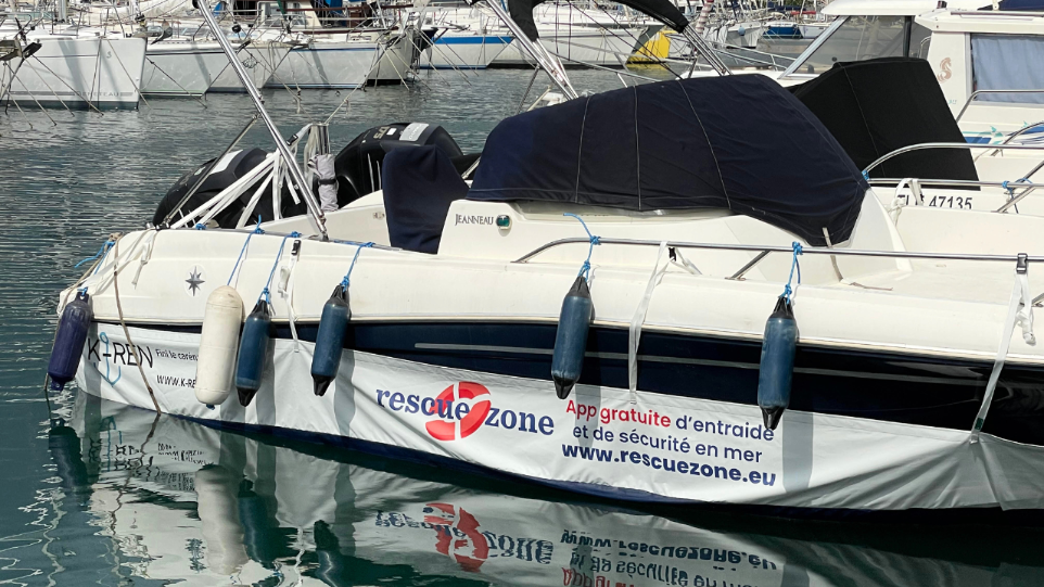 RescueZone a une housse K-Ren pour protéger son bateau du fouling. La K-Ren est confectionnée en bleu (partie immergée) et en blanc (partie haute hors de l'eau).